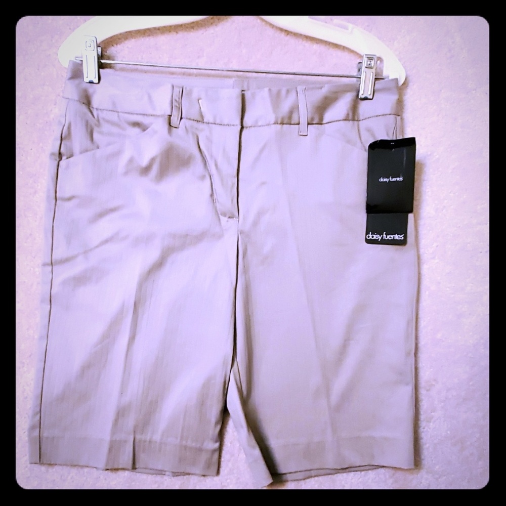 Daisy Fuentes shorts Bermuda tan size 6 NEW